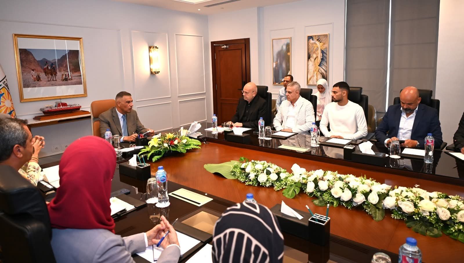 محافظ جنوب سيناء يلتقي المطورين العقاريين بشرم الشيخ لبحث أزمة الإسكان 