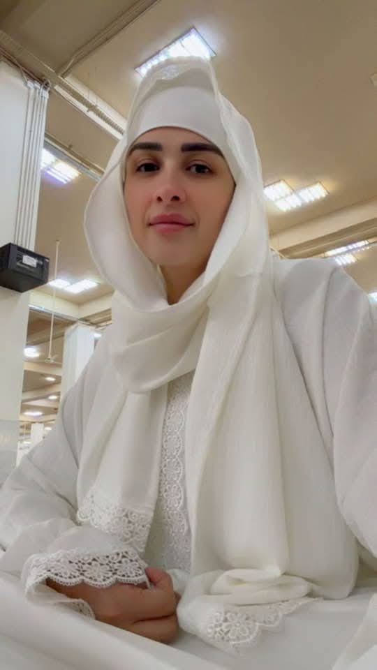 ياسمين عبدالعزيز بملابس الحج والجمهور يعلق : حج مبرور وذنب مغفور