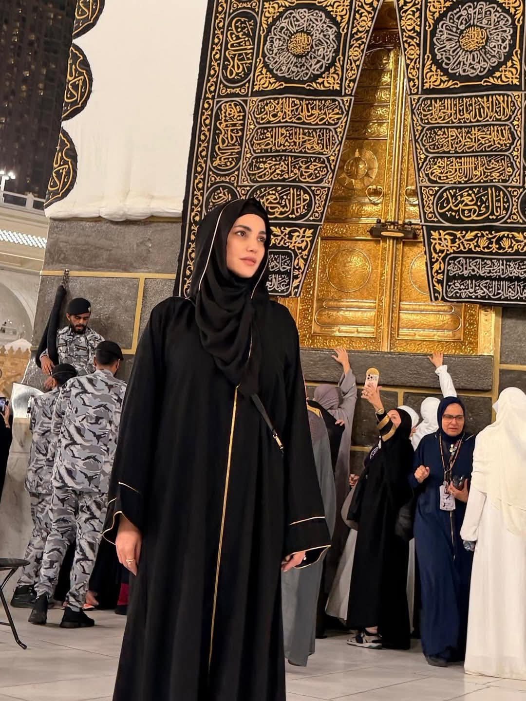درة تدعو بالقبول والعفو أثناء أداء مناسك الحج