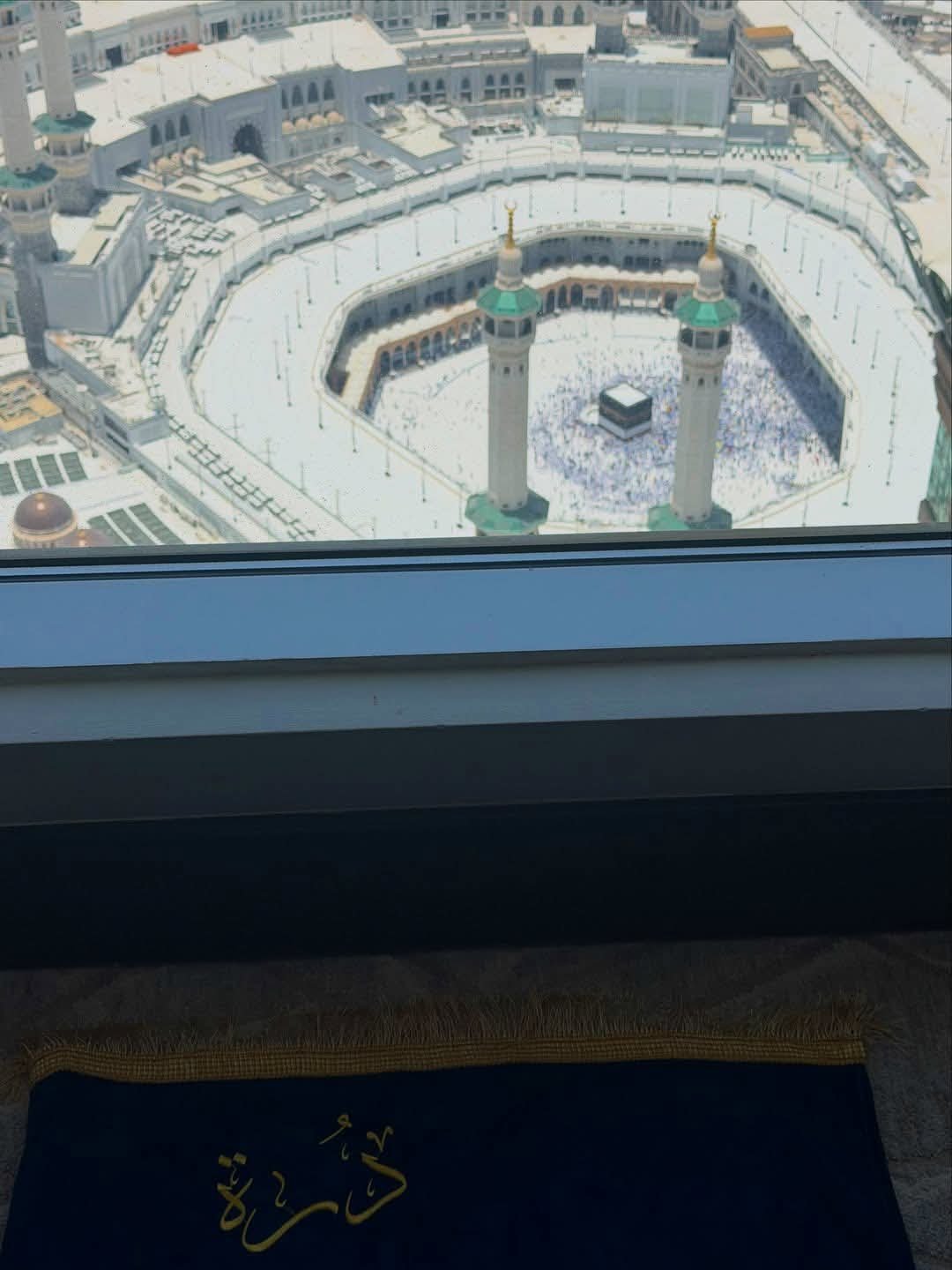 درة تدعو بالقبول والعفو أثناء أداء مناسك الحج