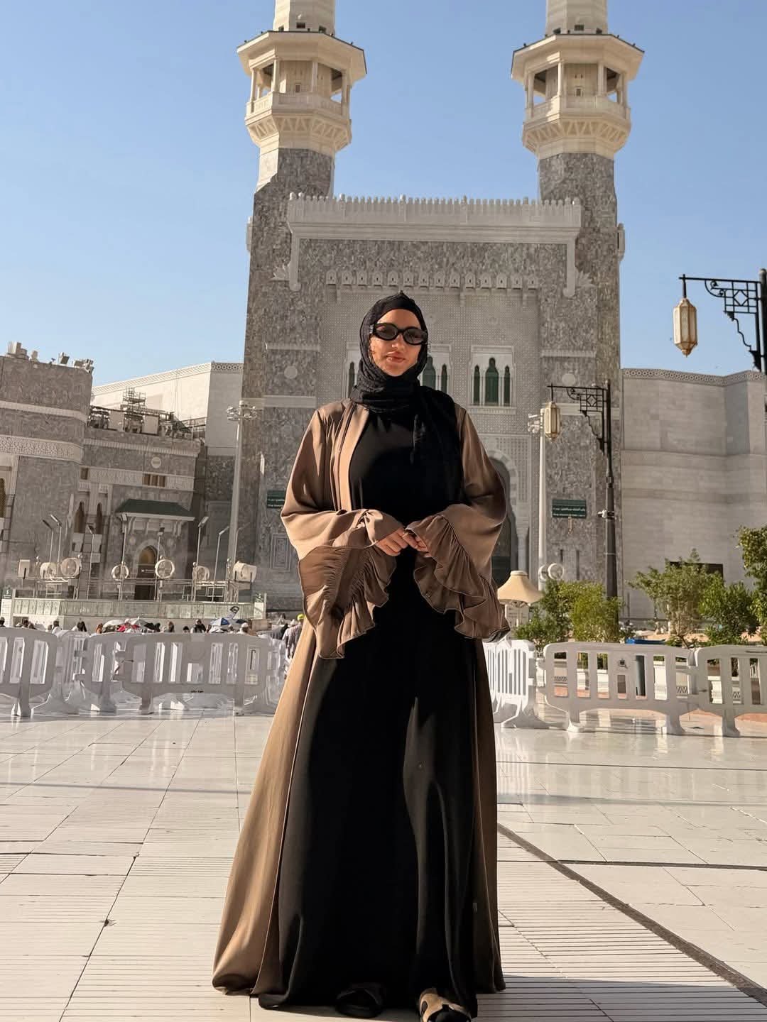 درة تدعو بالقبول والعفو أثناء أداء مناسك الحج