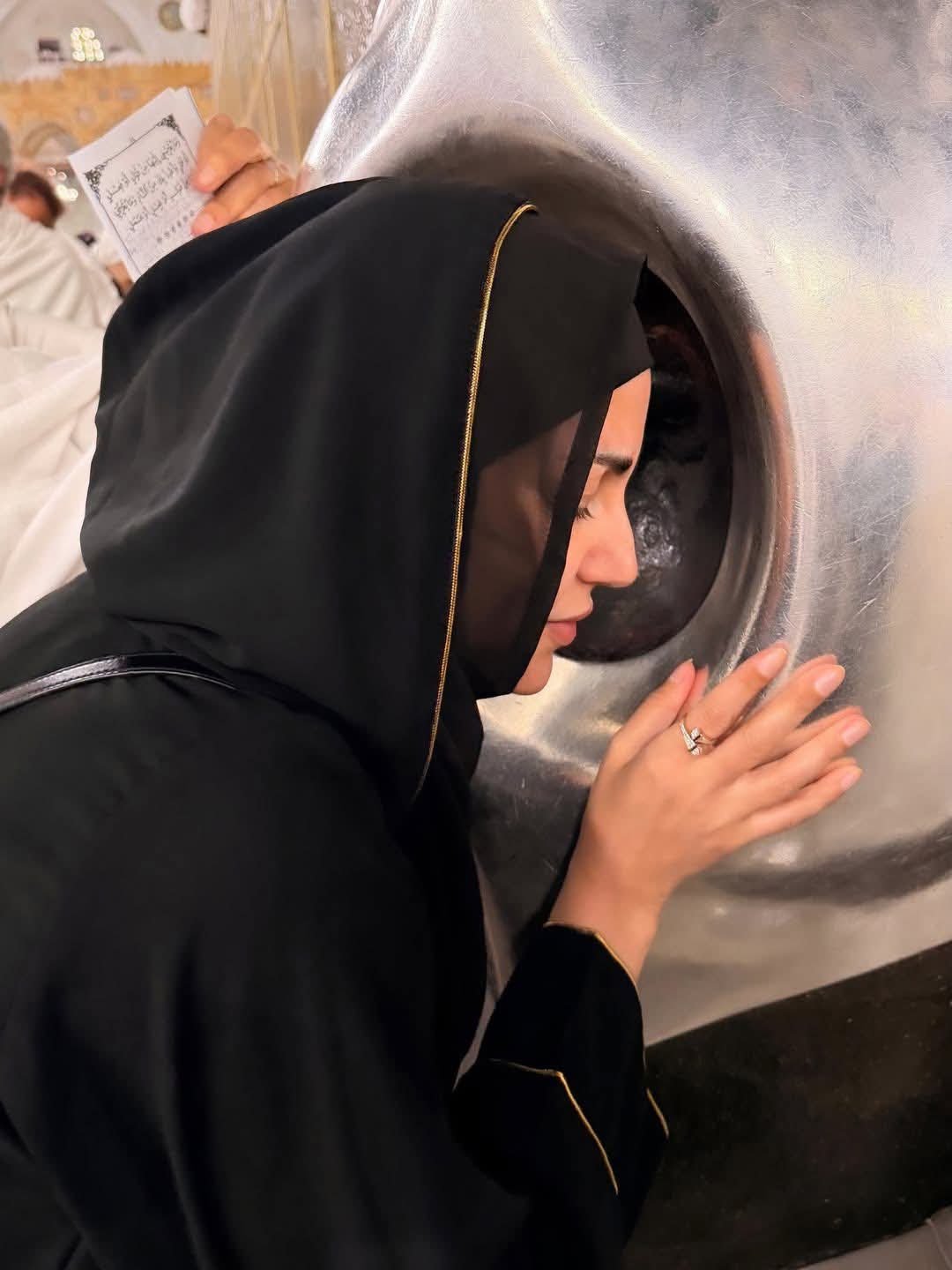 درة تدعو بالقبول والعفو أثناء أداء مناسك الحج