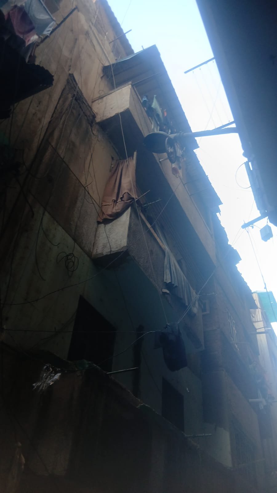 سقوط جزئي بعقار سكني بمحرم بك يسفر عن 11 مصابًا وتحرك عاجل من محافظة الإسكندرية