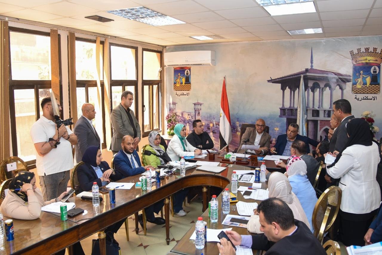 محافظ الإسكندرية يعقد لقاءً جماهيريًا موسعًا بحي شرق ويوجه بتوفير 5 فرص عمل للشباب وذوي الهمم