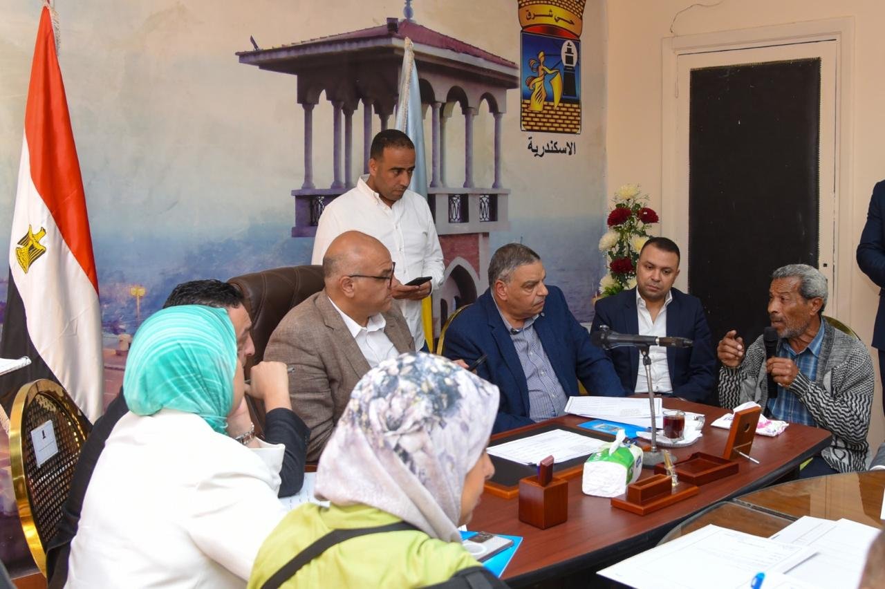 محافظ الإسكندرية يعقد لقاءً جماهيريًا موسعًا بحي شرق ويوجه بتوفير 5 فرص عمل للشباب وذوي الهمم