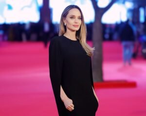 أنجلينا جولي تواجه سرطان الثدي في فيلم Couture الجديد