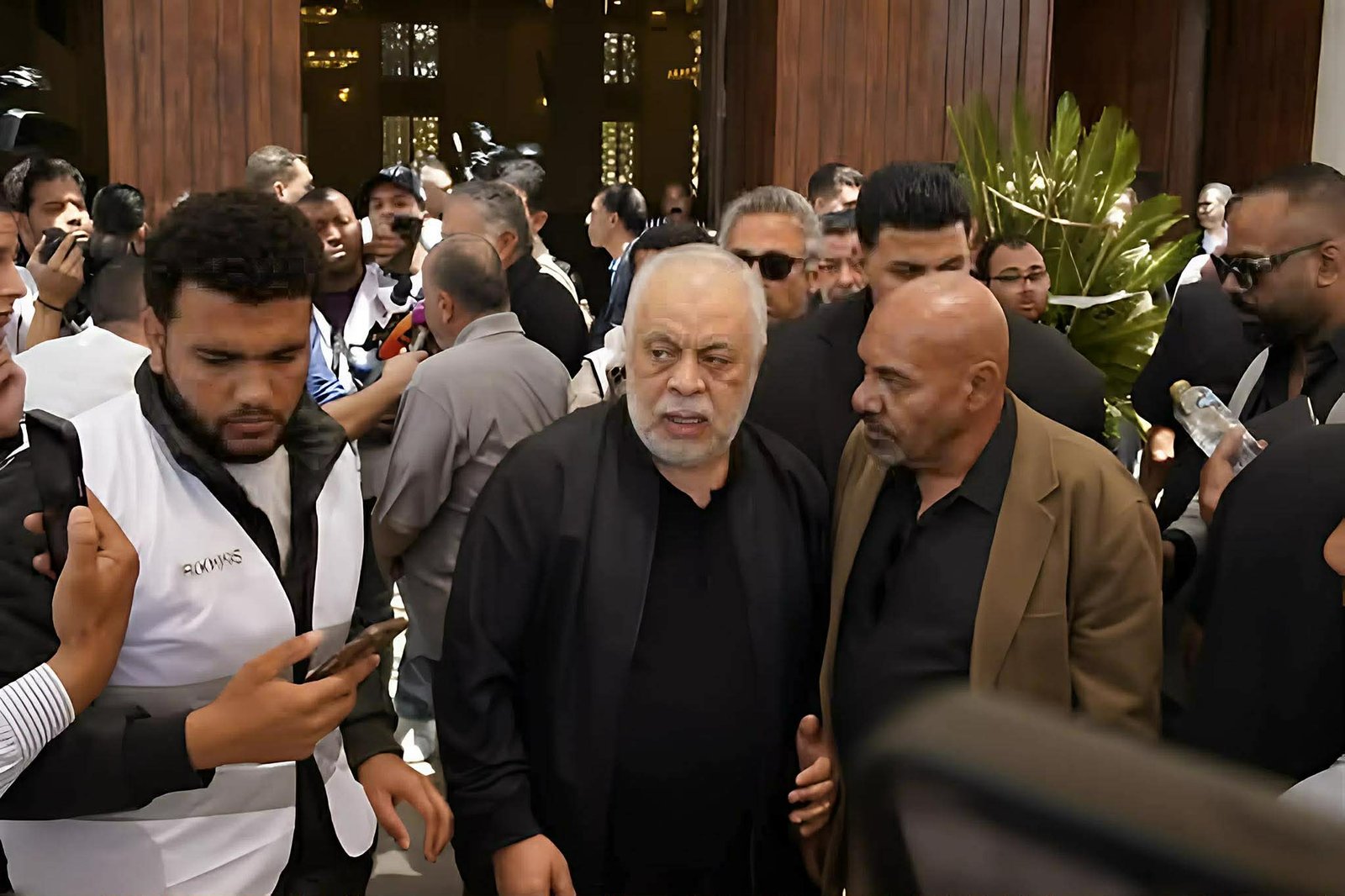 نجوم الفن والمجتمع يودعون هاني شاكر في جنازة مهيبة من مسجد أبو شقة