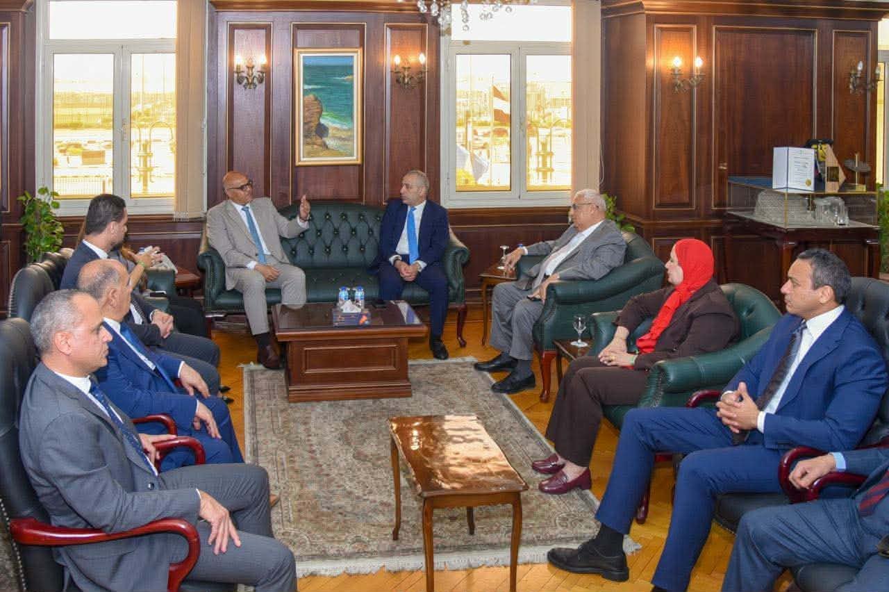 محافظ الإسكندرية يبحث مع البنك الزراعي المصري دعم النقل الجماعي ومبادرة “سكة خير” للأسر الأولى بالرعاية