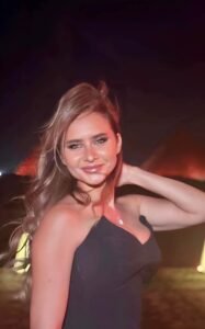نيللي كريم تخطف الأنظار بإطلالة ناعمة ورسالة رومانسية