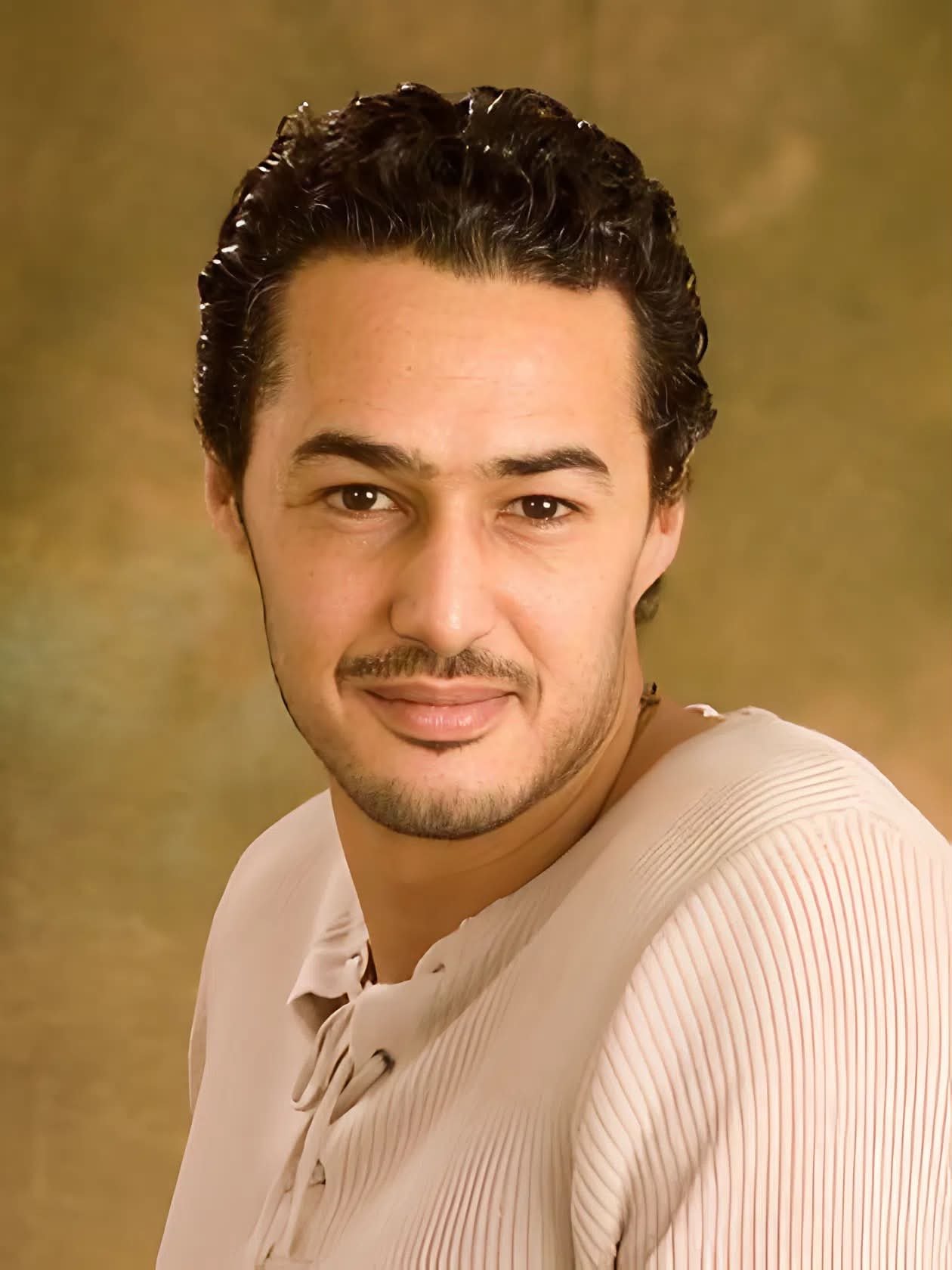 في ذكرى ميلاد أحمد هارون.. نجم الرومانسية الذي خطف قلوب جيل الألفينات