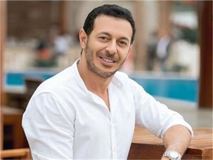 وعكة صحية مفاجئة تنقل والد مصطفى شعبان إلى المستشفى