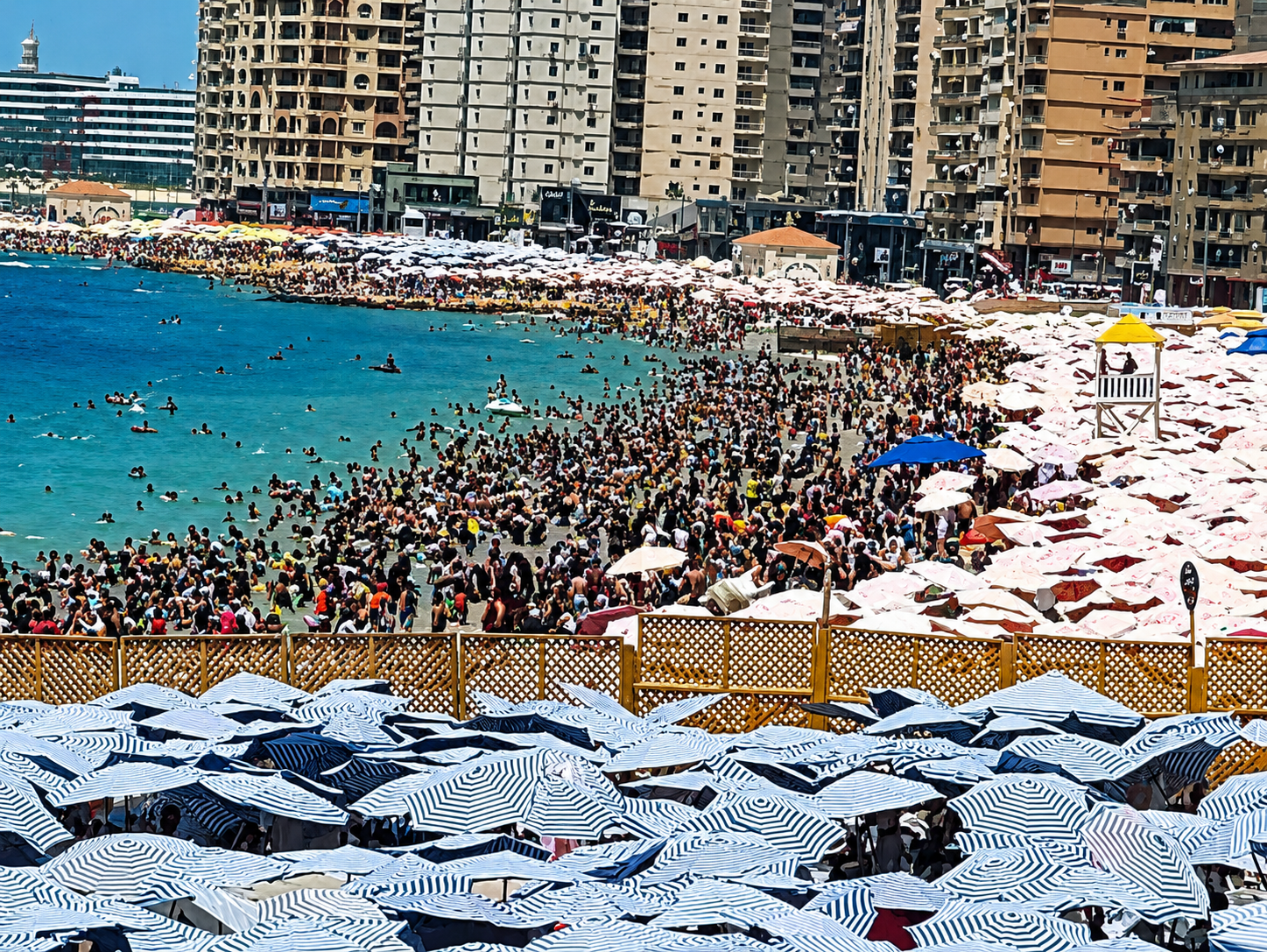 إقبال متزايد على شواطئ الإسكندرية.. رفع الراية الخضراء بالقطاع الشرقي وتحذيرات من شواطئ الغرب 6 إقبال متزايد على شواطئ الإسكندرية.. رفع الراية الخضراء بالقطاع الشرقي وتحذيرات من شواطئ الغرب