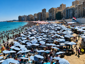 إقبال متزايد على شواطئ الإسكندرية.. رفع الراية الخضراء بالقطاع الشرقي وتحذيرات من شواطئ الغرب
