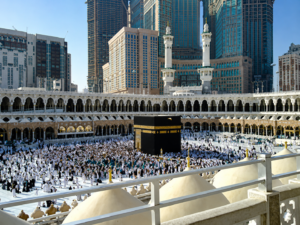 نجوم الفن والإعلام على جبل عرفات.. أجواء روحانية ورسائل مؤثرة من الأراضي المقدسة