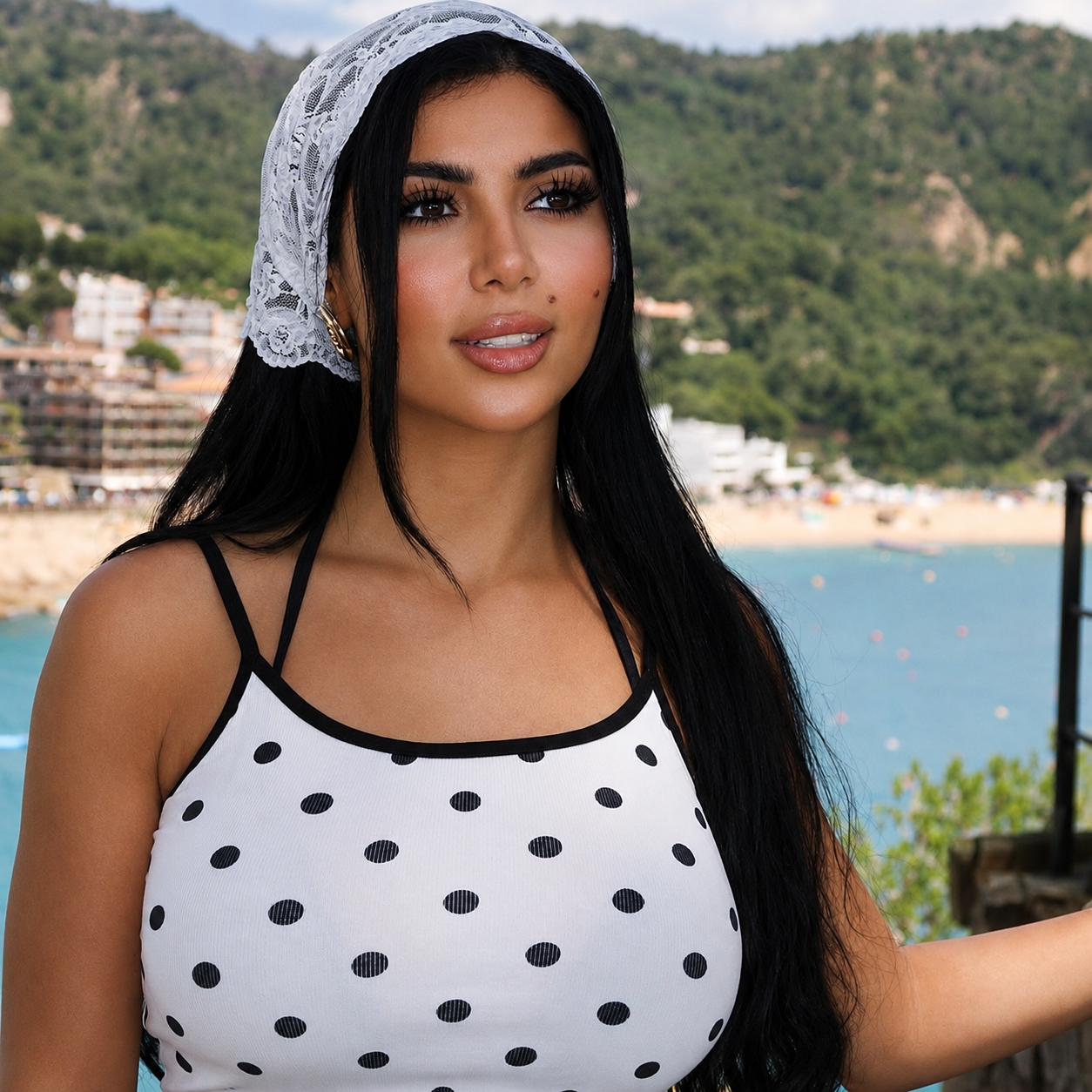 كارولين عزمي تخطف الأنظار بإطلالة صيفية من أجواء البحر: “Hola from paradise”