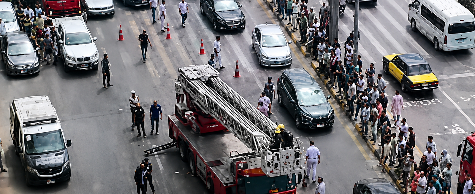 شاب يعتلي عقارًا بالإسكندرية ويثير أزمة أثناء محاولة إنقاذه.. والأهالي يتابعون المشهد بقلق