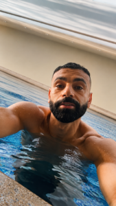 محمد صلاح يشارك جمهوره أحدث ظهور من داخل حمام السباحة
