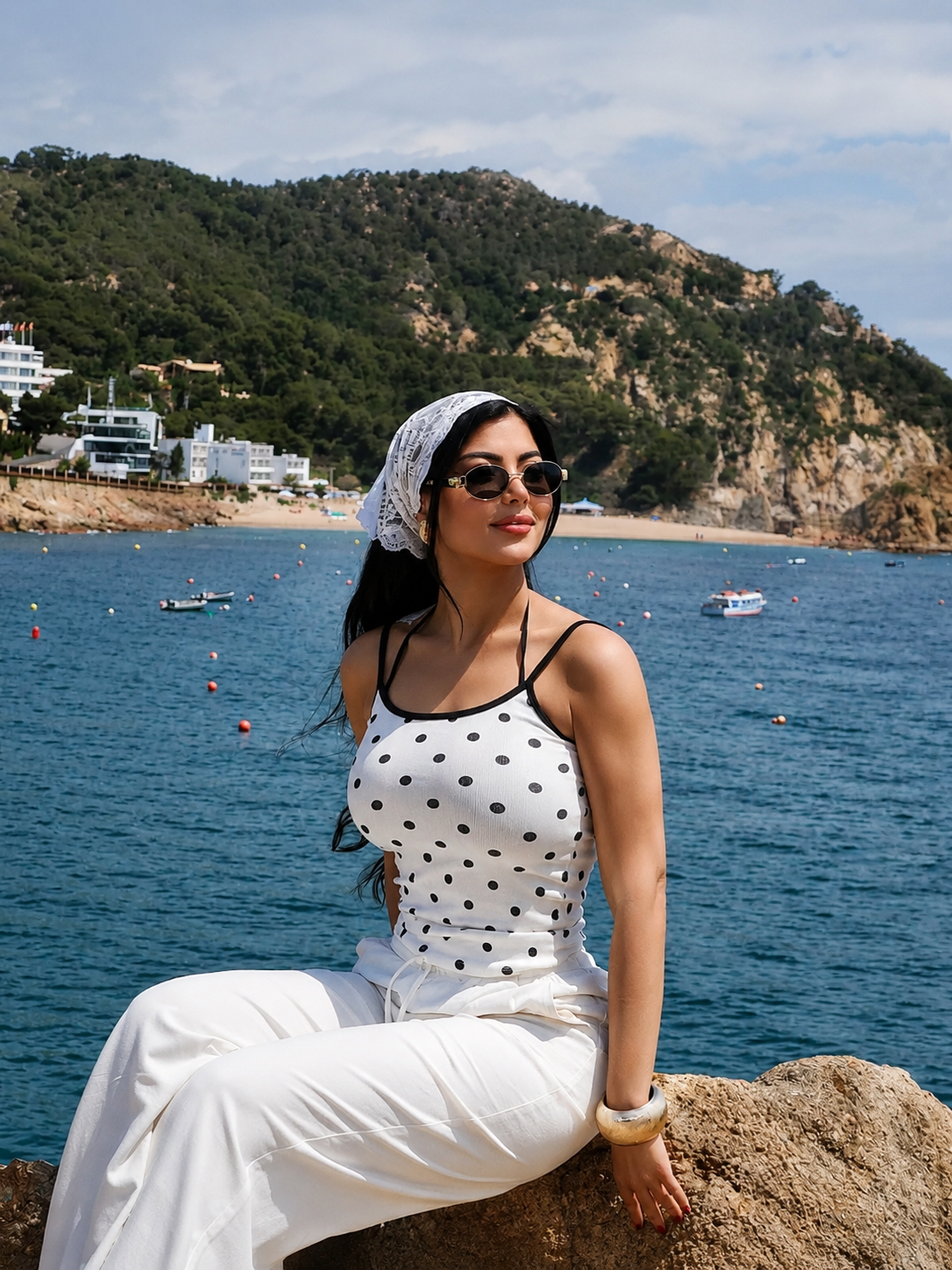 كارولين عزمي تخطف الأنظار بإطلالة صيفية من أجواء البحر: “Hola from paradise”