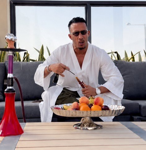 محمد رمضان يشعل السوشيال ميديا بترويج ناري لأغنيته الجديدة: “أخدكوا في نفس واحد زي صعيدي بيشد جوزة”