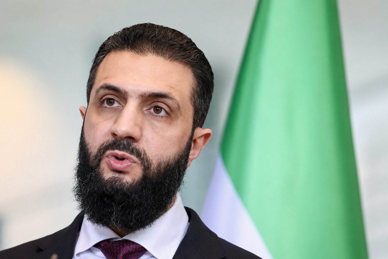 اعتذار أحمد الشرع يشعل الجدل في سوريا بعد تصريحات والده عن أهالي دير الزور