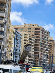 شاب يعتلي عقارًا بالإسكندرية ويثير أزمة أثناء محاولة إنقاذه.. والأهالي يتابعون المشهد بقلق