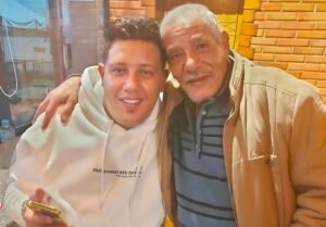 وفاة والد حمو بيكا.. مؤدي المهرجانات يعلن رحيل الحاج أنور ويطلب الدعاء له