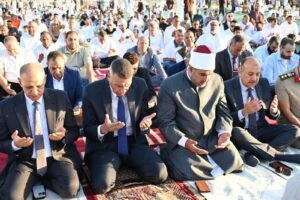 محافظ جنوب سيناء يؤدي صلاة عيد الأضحى بساحة الاستاد الرياضي بطور سيناء وسط حضور جماهيري كبير