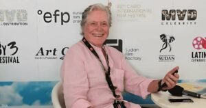حسين فهمي يحذر من تغير المزاج العام: دور العرض السينمائية مهددة بالإغلاق في مصر والعالم