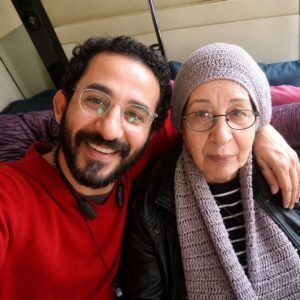 مصطفى شعبان ينعي والدة أحمد حلمي برسالة مؤثرة