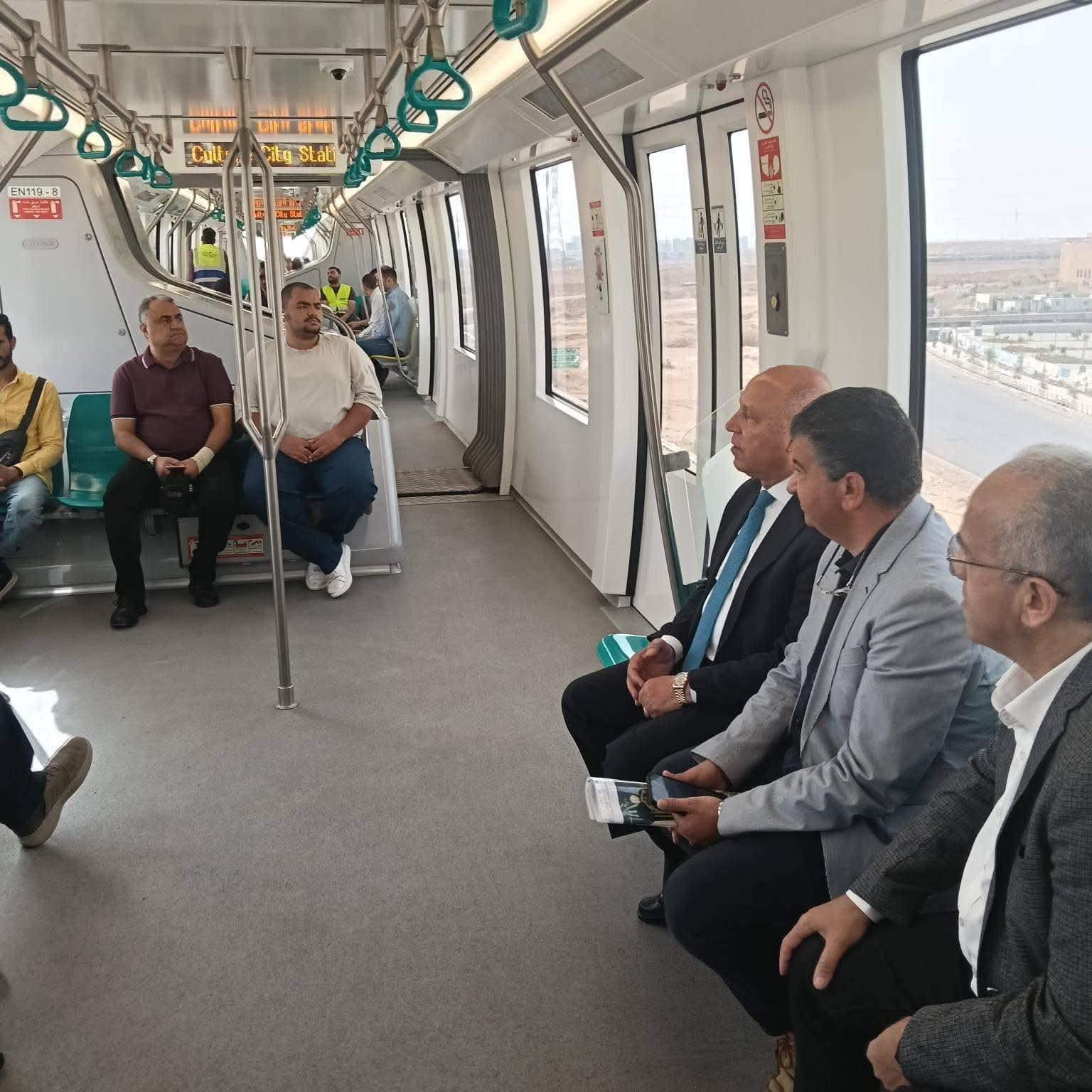 وزير النقل يستقل المونوريل إلى مقر عمله بالعاصمة الإدارية الجديدة.. رسالة حكومية لدعم النقل الجماعي الحديث