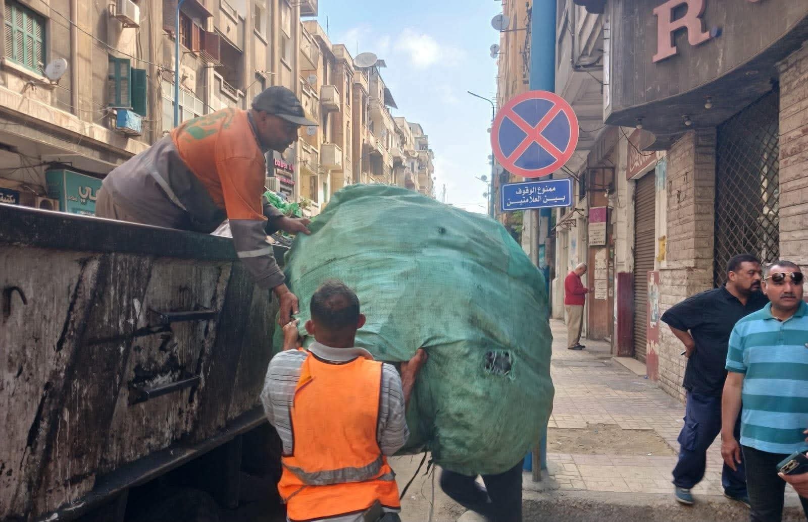 حملات مكبرة لمداهمة بؤر فرز القمامة وضبط النباشين بالإسكندرية تنفيذًا لتكليفات المحافظ