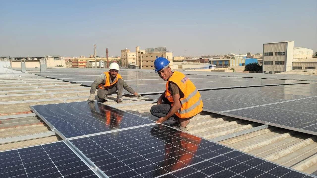 الكهرباء تعلن إعفاء المواطنين من شروط تركيب الألواح الشمسية أعلى المنازل.. وبيع الطاقة دون الرجوع للشركة
