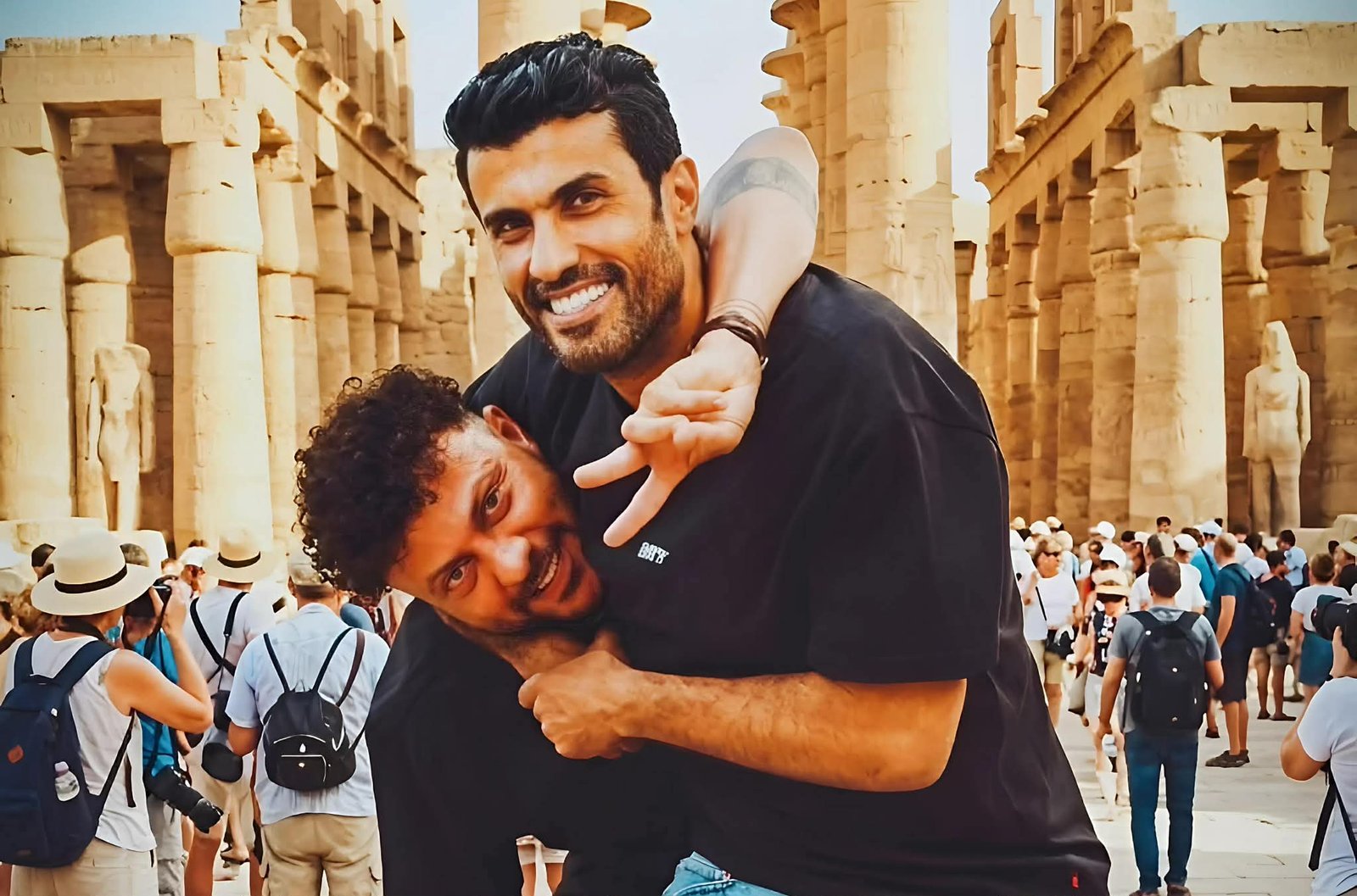 محمد سامي يشيد بمدير التصوير فوزي درويش خلال زيارة معابد الأقصر