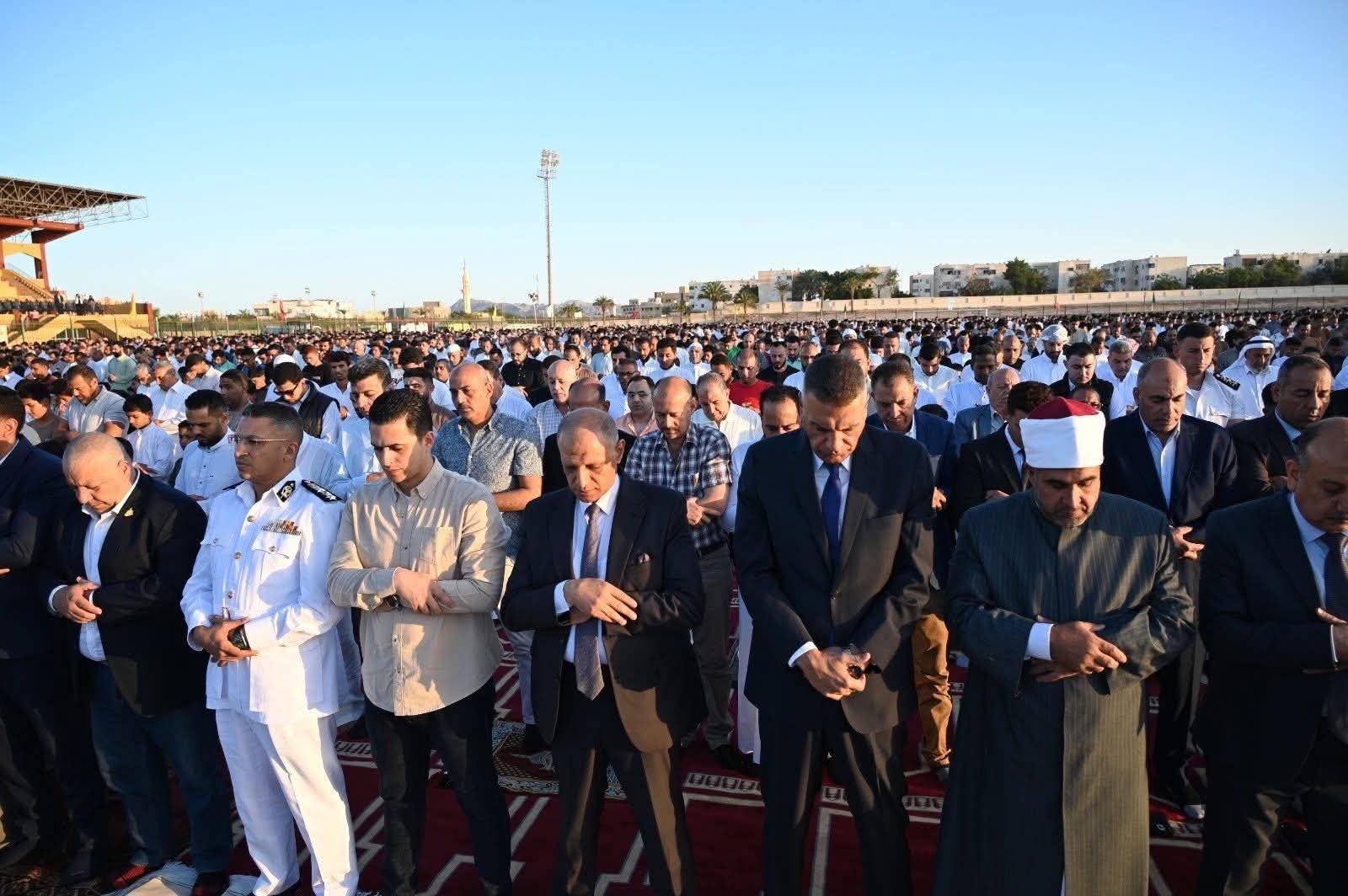 محافظ جنوب سيناء يؤدي صلاة عيد الأضحى بساحة الاستاد الرياضي بطور سيناء وسط حضور جماهيري كبير 2 محافظ جنوب سيناء يؤدي صلاة عيد الأضحى بساحة الاستاد الرياضي بطور سيناء وسط حضور جماهيري كبير