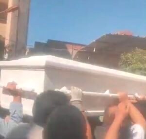 الحزن يخيم على الجميع.. تشييع جثمان الفنان عبد العزيز مخيون إلى مثواه الأخير بمسقط رأسه بالبحيرة