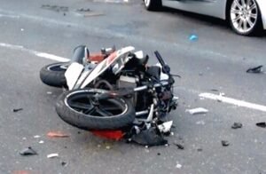 مصرع شخص وإصابة آخر … 5 تفاصيل عن انقلاب موتوسيكل في المقطم