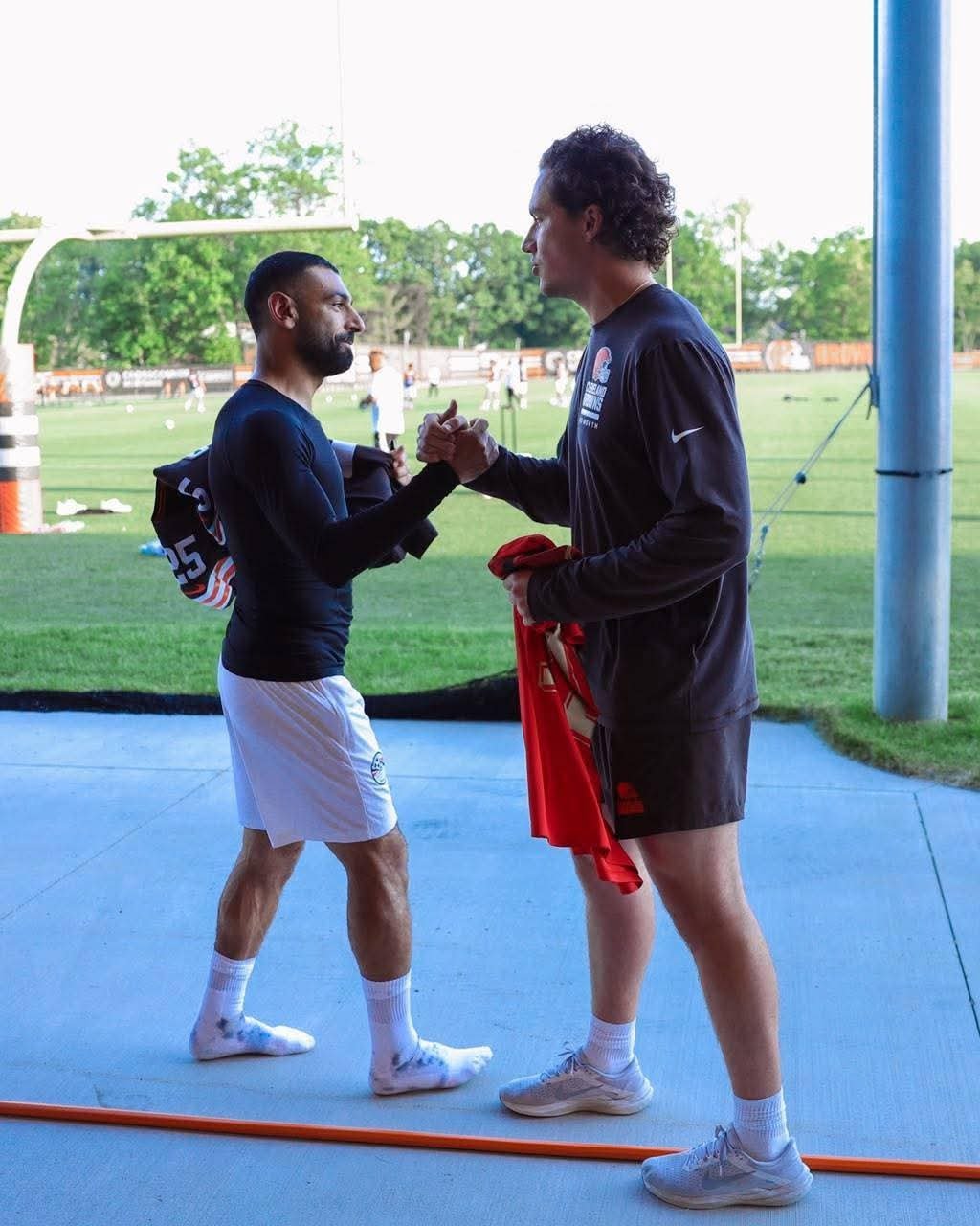 محمد صلاح يتبادل قميص منتخب مصر مع أندريه شميد نجم كليفلاند براونز لكرة القدم الأمريكية