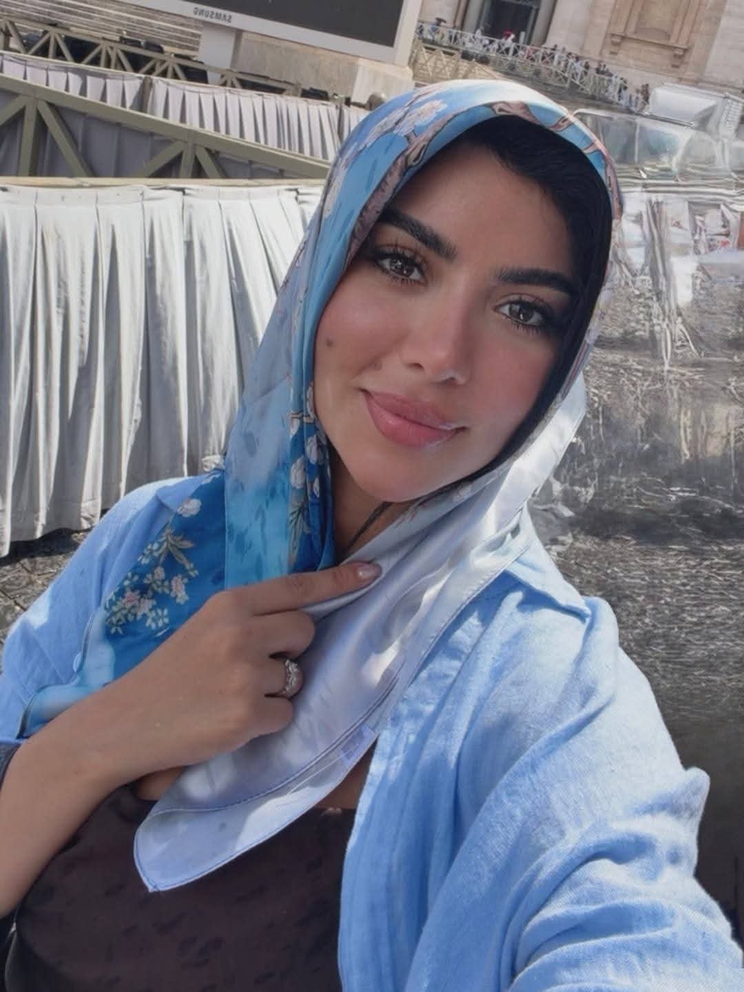 كارولين عزمي تخطف الأنظار بإطلالة أنيقة جديدة وتثير إعجاب جمهورها