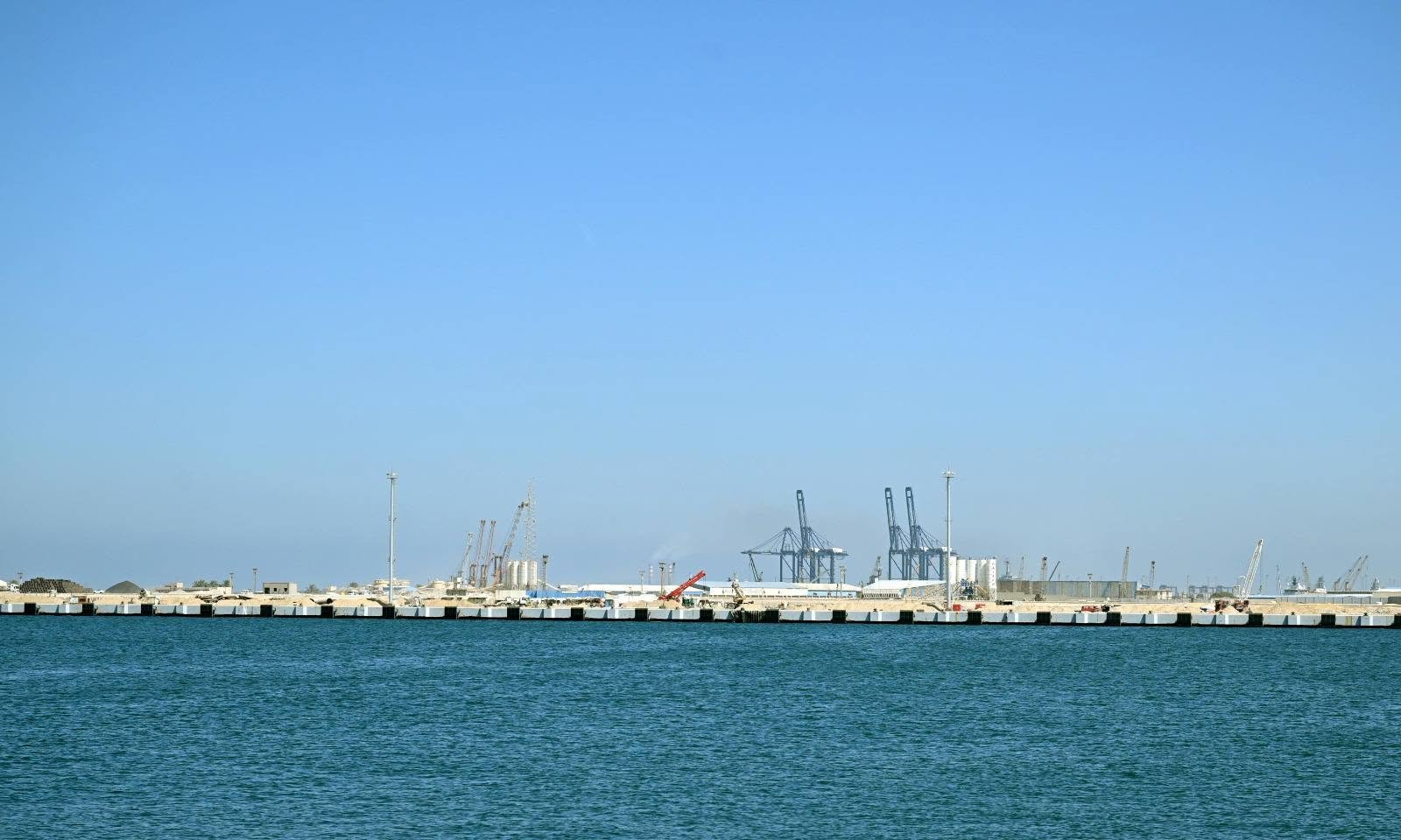 رئيس الوزراء يتابع مشروعات تطوير شرق الإسكندرية خلال جولة تفقدية للطريق الدائري وميناء أبو قير الجديد