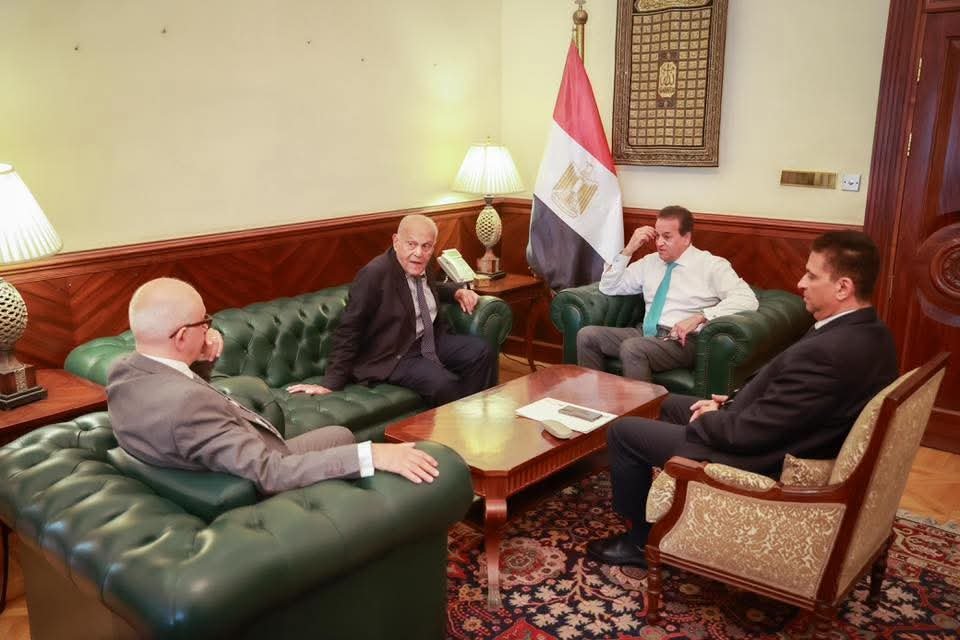 وزير الصحة يستقبل السير مجدي يعقوب