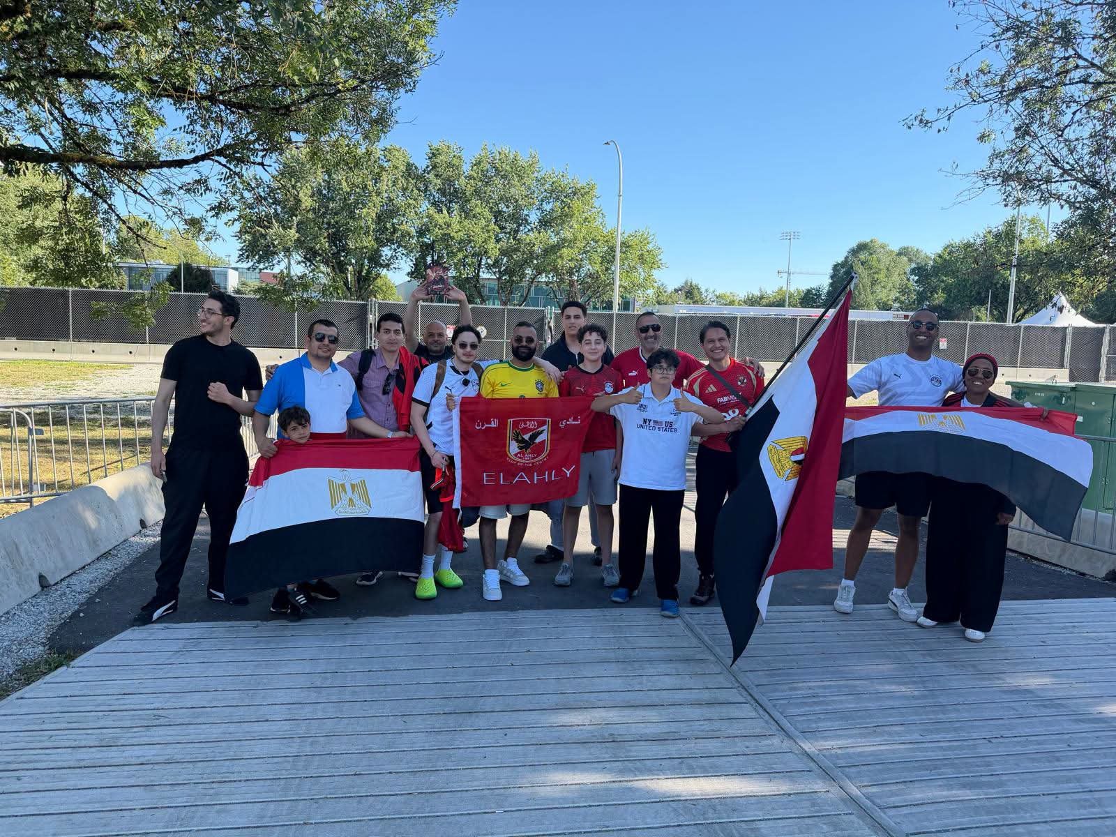 الجماهير المصرية تساند الفراعنة من أمام ملعب التدريب استعدادًا لمواجهة نيوزيلندا في كأس العالم 2026