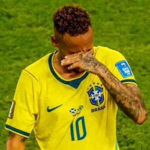 دموع نيمار في كأس العالم تشعل مشاعر الجماهير وتعيد نجم البرازيل إلى الواجهة