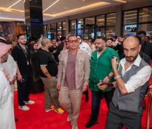 محمد إمام يشكر الجمهور السعودي في العرض الخاص لفيلم صقر وكناريا وسط حضور جماهيري لافت