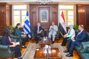 محافظ الإسكندرية وسفير اليونان يبحثان تعزيز التعاون الاقتصادي والاستثماري بين الجانبين ودعم الربط البحري