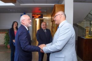 محافظ الإسكندرية وسفير اليونان يبحثان تعزيز التعاون الاقتصادي والاستثماري بين الجانبين ودعم الربط البحري
