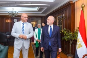محافظ الإسكندرية وسفير اليونان يبحثان تعزيز التعاون الاقتصادي والاستثماري بين الجانبين ودعم الربط البحري