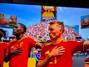 بداية مباراة مصر وبلجيكا في كأس العالم.. النشيد الوطني يصدح في المدرجات قبل انطلاق المواجهة المرتقبة