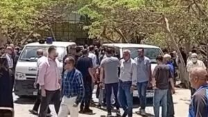 أشرف زكي يشارك في عزاء سهام جلال بالمعادي
