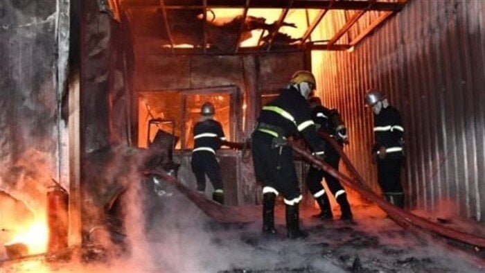 حريق يلتهم مواسير الصرف الصحي في قرية بالمنيا.. والحماية المدنية تسيطر على النيران وتحقق في الأسباب