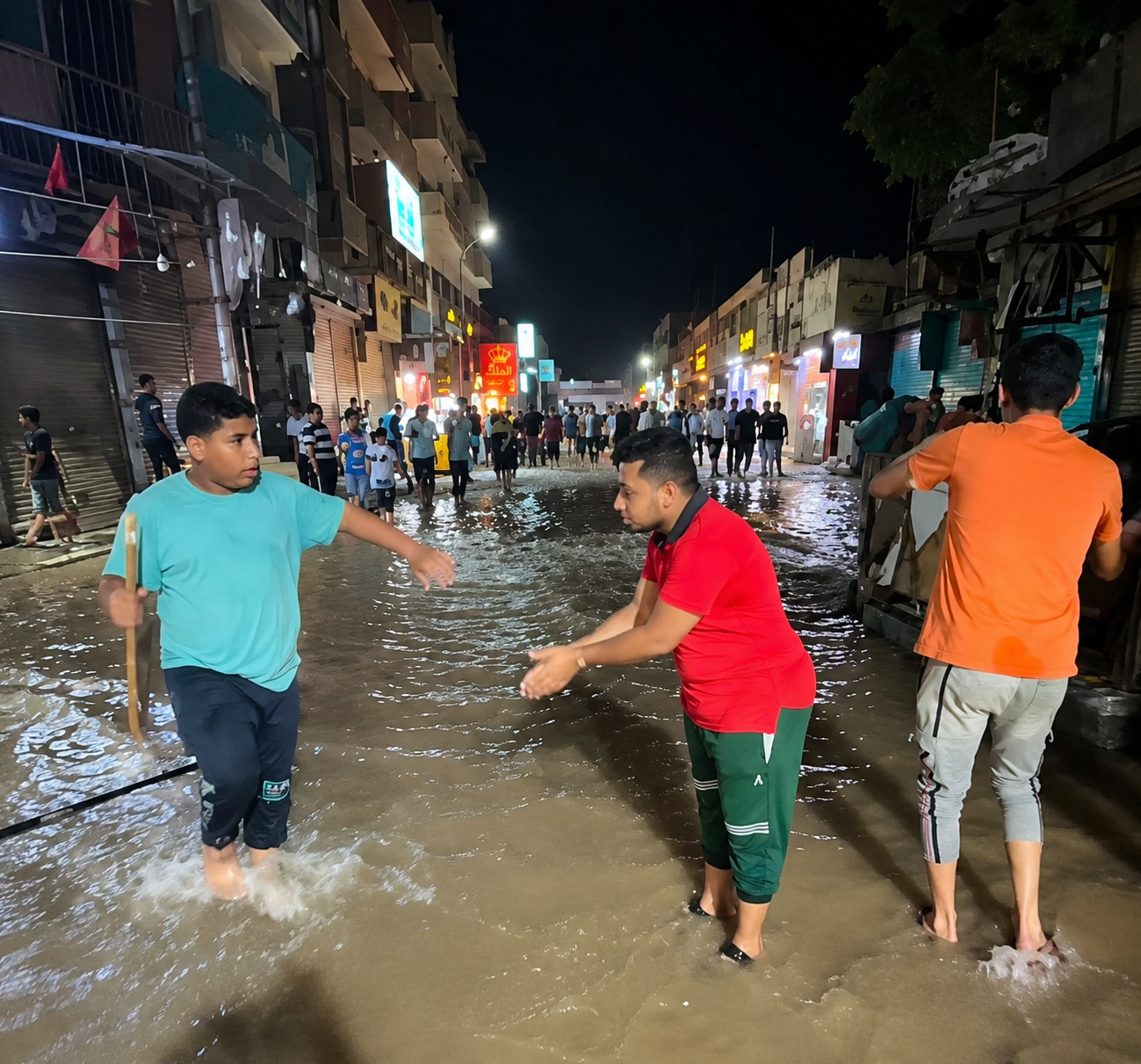 انفجار خط مياه رئيسي في طما بسوهاج يغرق الشوارع ويعطل حركة المرور.. وتحركات عاجلة للإصلاح